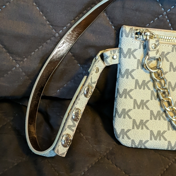 Belt Bag with Pull Chain - Picture 4 of 7